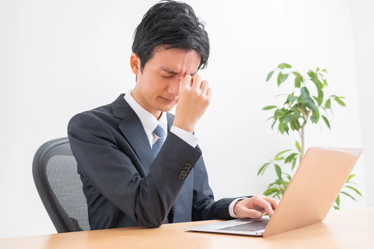 目の疲れている人